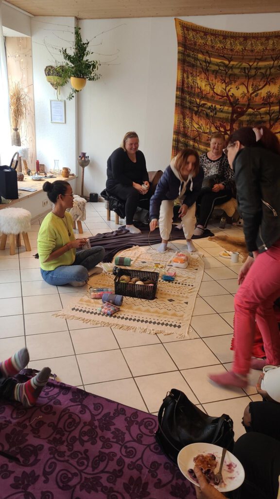 1. Vilsbiburger Frauentreff beim basteln